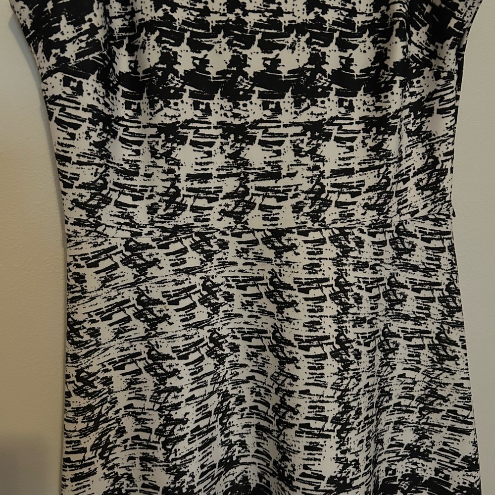 Elegant Black and White Midi Dress - Picture 3 of 5